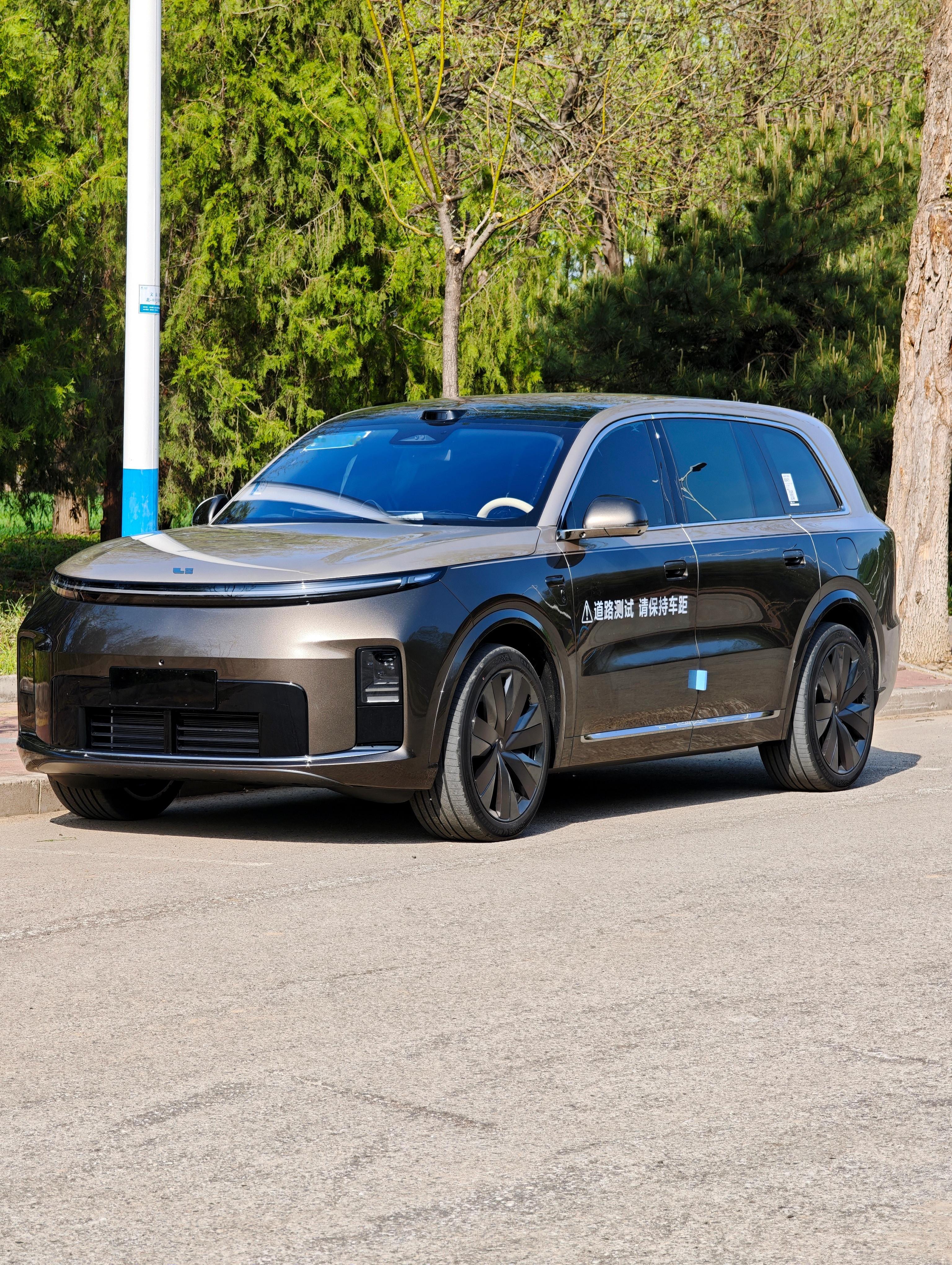 路遇全新理想L9Livis，大家感受一下实车阳光下双拼色的质感极其高级，我总能