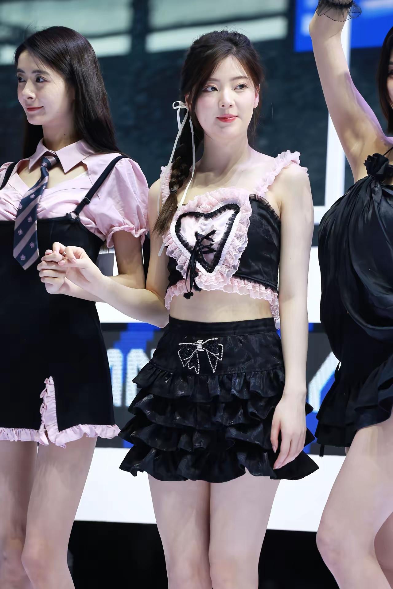 甜美与酷炫的完美结合，少女心爆棚的舞台造型！美不美看大腿[呲牙笑]春晓梦幻少女