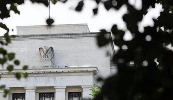 中美之间，已经没有回头路了。美国手里的绳子，已经勒住中国经济的咽喉；而中国手里的