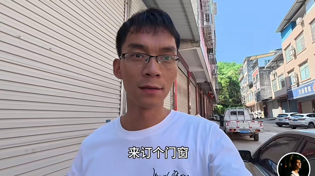 陕西回来后，唐尚珺开始装修新房子了，他先到城里订了门窗。因门窗老板是他的粉丝，给