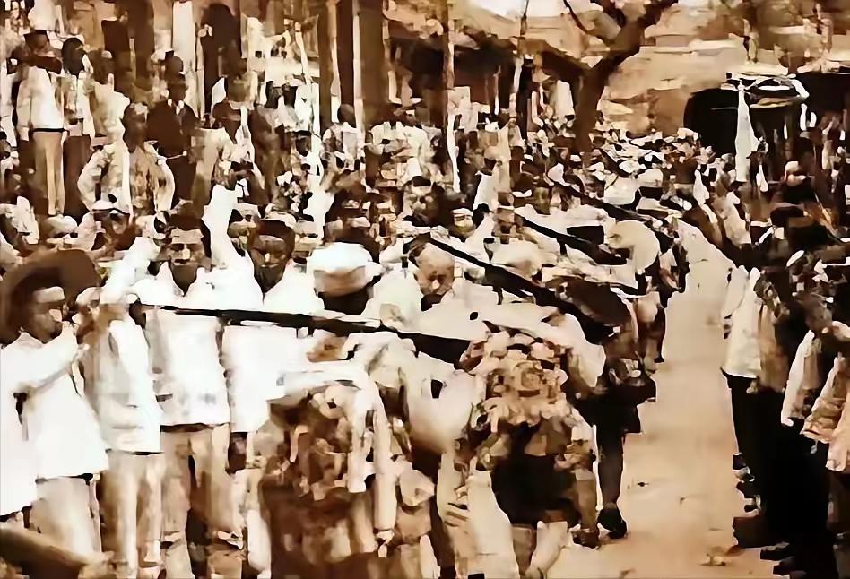 川军残兵背骨灰回川遇袍哥劫道，这一幕看得人热泪直流！老兵拿不出钱，含泪打开骨灰坛