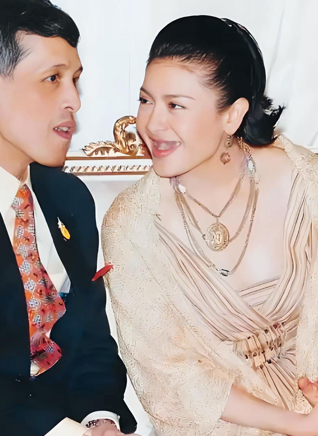 西拉米望着泰国国王，一脸甜蜜的笑容啊！西拉米这笑容非常自然，让人感觉甜美啊！