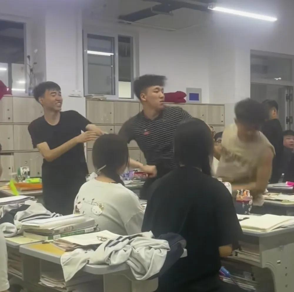浙江一位男老师因离婚心情不好，想请假休养一段时间，正要离开时，突然得知自己班里两