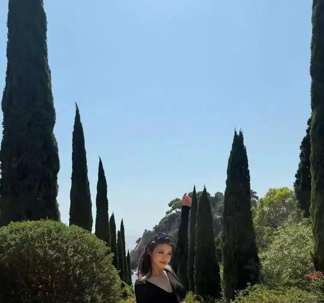 亲闺女满18岁这么大的日子，亲爹亲妈连个动静都没有，反倒是离了婚的前任后妈掐着点