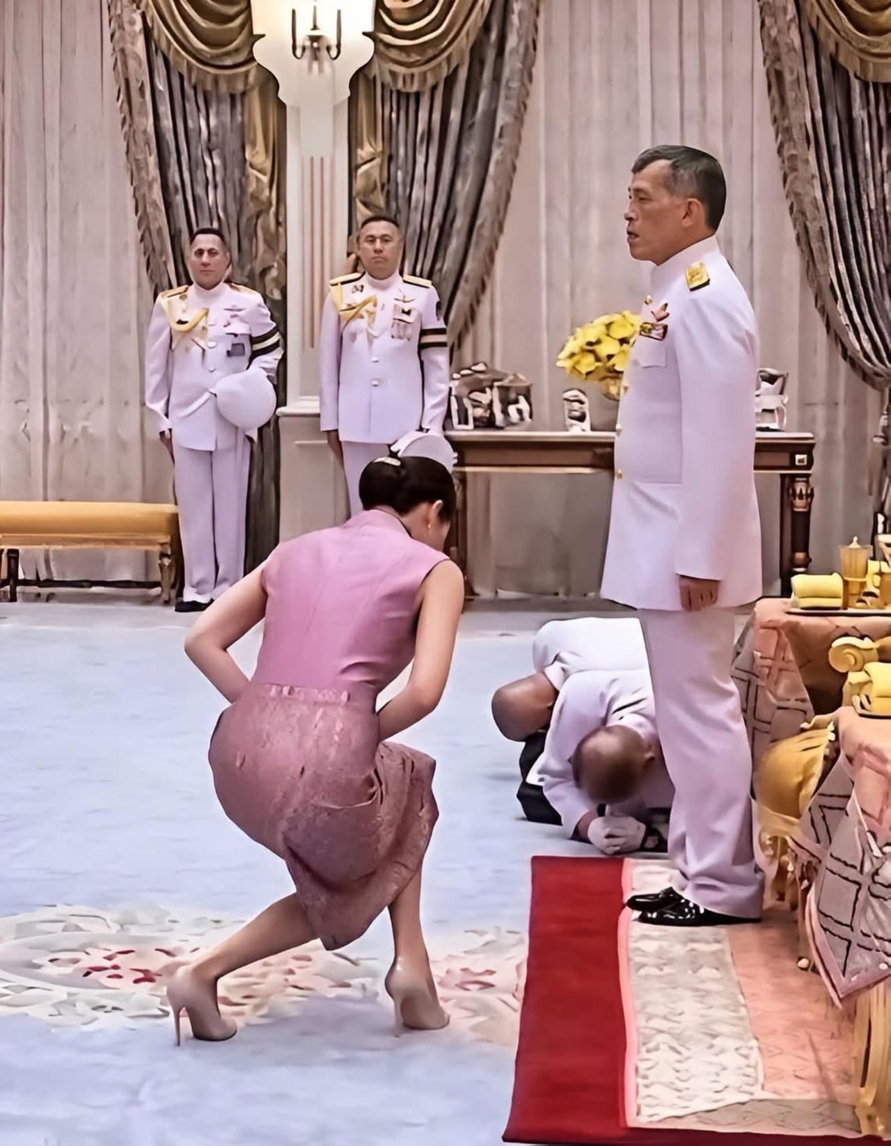 泰王免去苏提达的跪拜礼，只需要行屈膝礼按规矩，王后见泰王得趴地上磕，额头贴地，