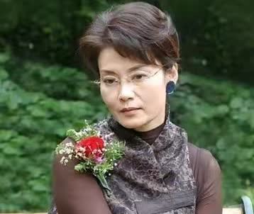 一次节目中，朱军对潘虹说:“我要是和您差不多大，我就会往死里追你!”谁知道潘虹冷