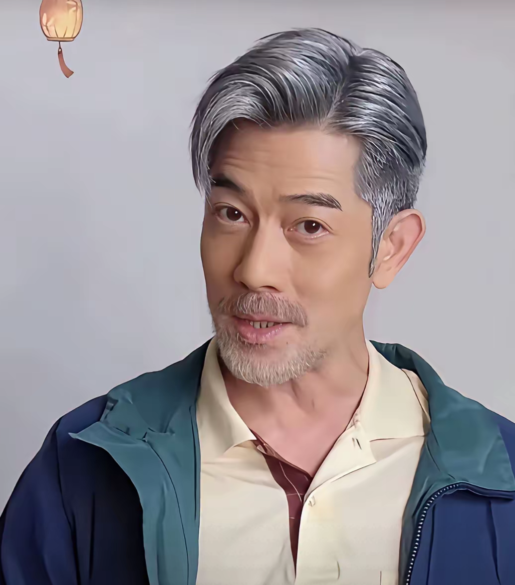 满头白发的郭富城略显苍老，但他的骨相很完美，毕竟曾经是四大天王中最帅的一个，如果染成黑发，去掉白胡子