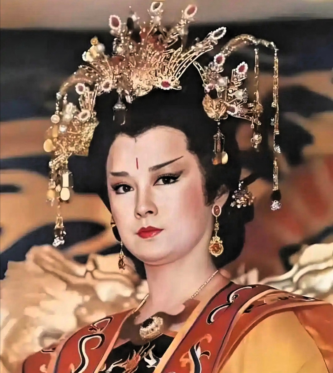 705年冬，洛阳上阳宫内，82岁的武则天卧病不起。李显跪在床前请罪，武则天指着狄仁杰的牌位，问他是否