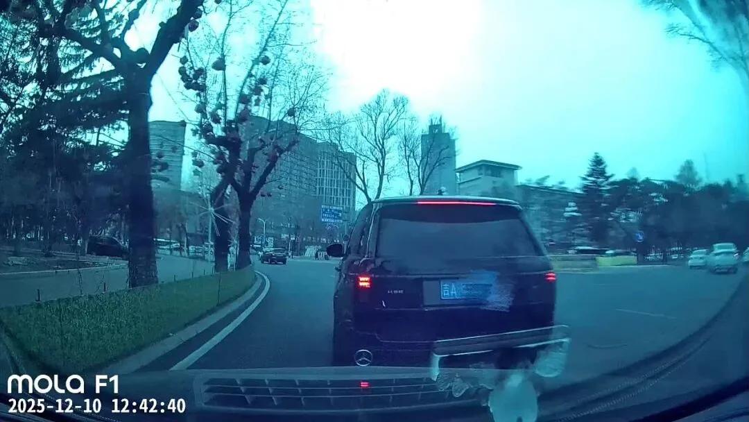 长春。吕先生求助记者，说他驾车遭遇黑色路虎一分钟别停8次，造成追尾事故。交警判