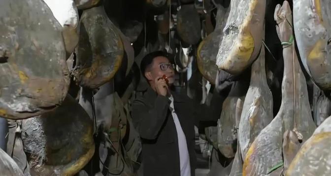 2017年，云南一位小伙掏空家底，买下了数万吨猪腿，然后全部丢进一个偏僻的山洞中