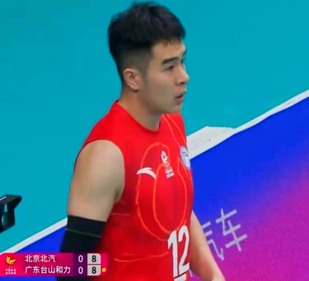 国际排联把桌子掀了，你敢信中国男排去洛杉矶的活路只剩一条。张景胤咬碎牙瞒着膝伤在