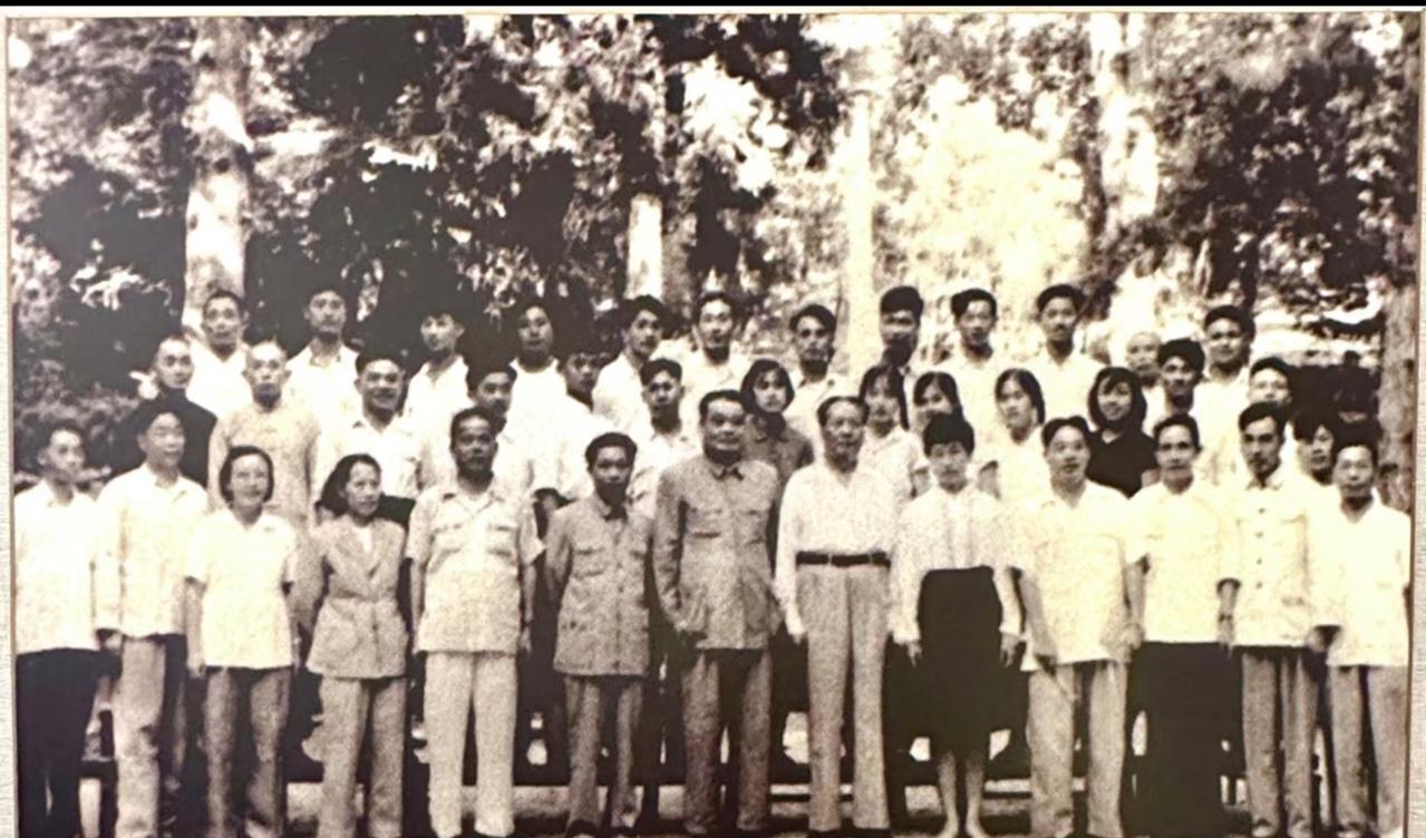 伟人曾多次上庐山，与身边工作人员留下了多张合影。较为著名的有1961年中央在庐山