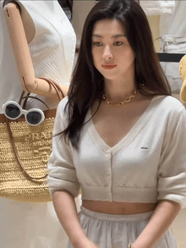 朱珠的眼神、笑容、性感的身姿无不散发出成熟女人的魅力！