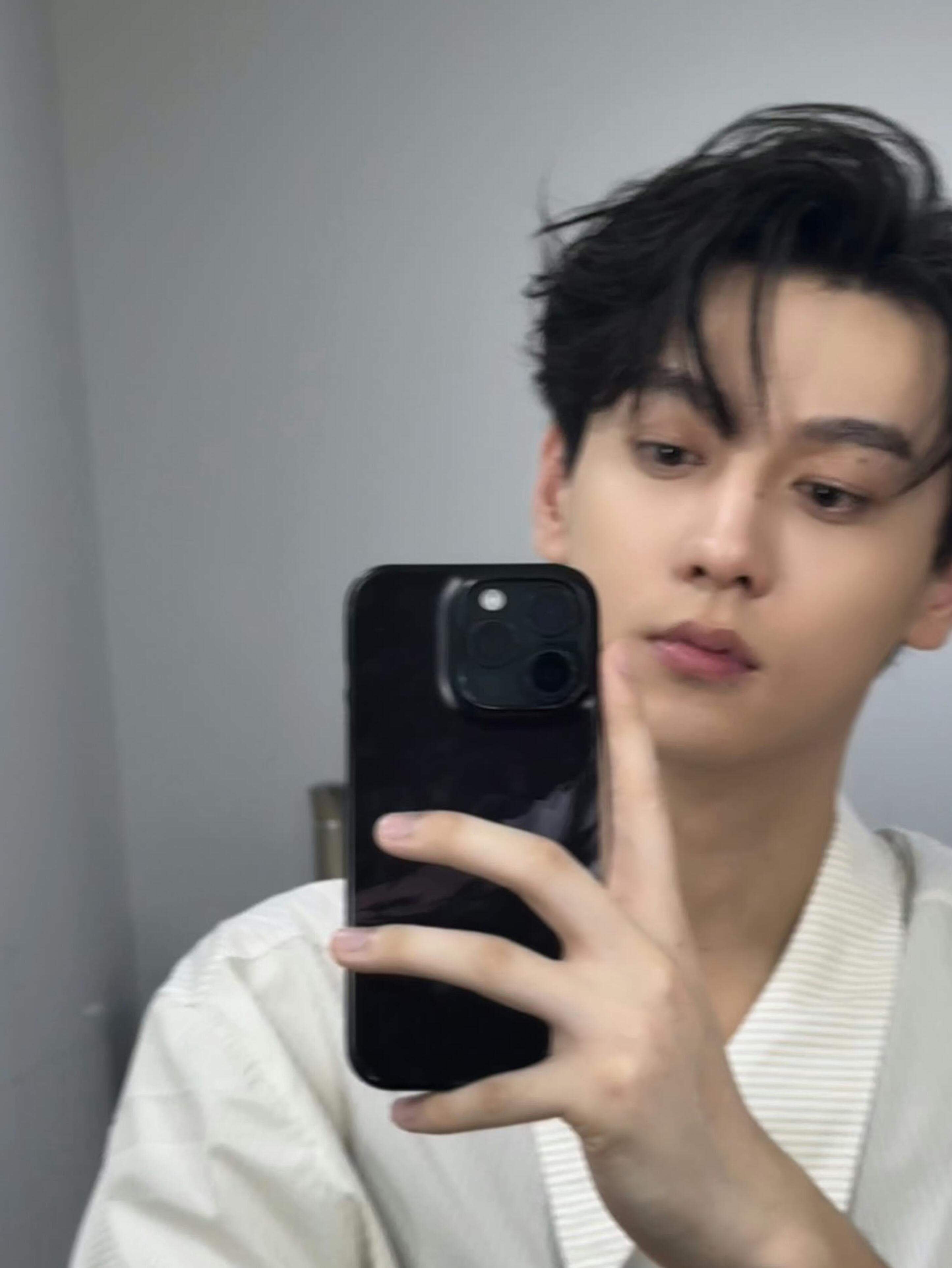 不知道他是怎么火起来的感觉挺帅的，孩子的事是怎么来的呢还是多多关注帅哥的作品吧田