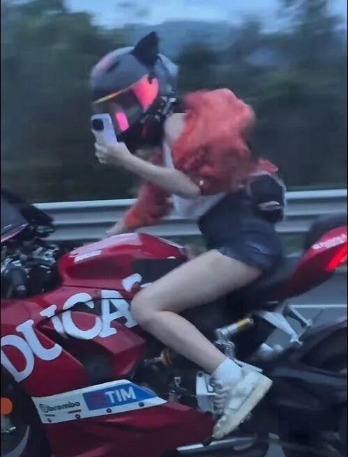 不作死就不会死！G15沈海高速女骑高速狂飙时速217，两车追逐互拍一段实拍