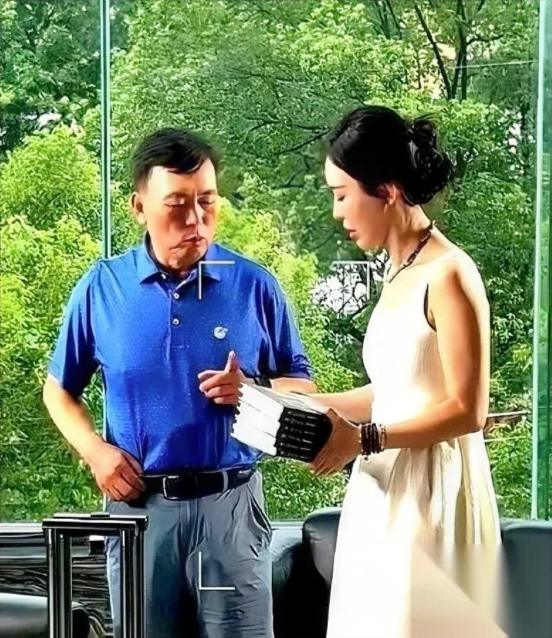 田朴珺赠书遇尴尬？一根手指点破圈层差距！当田朴珺捧着自己的心灵鸡汤书想递