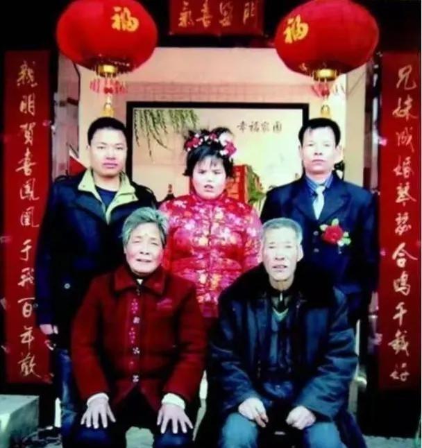 1990年，陕西一老农捡到一个没有嘴巴和鼻子的女婴，为了将其抚养长大，将自己的亲