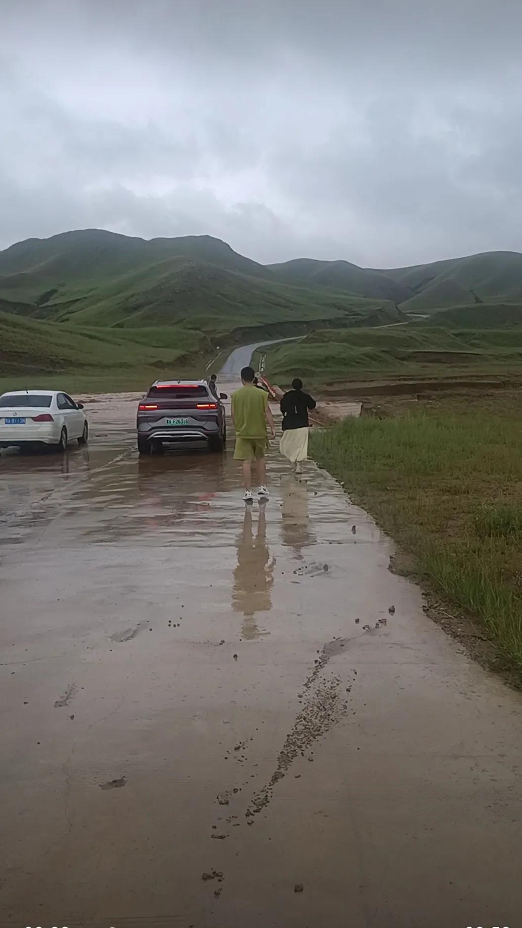今天内蒙古武川到呼和浩特209段大雨塌方，导致部分路段交通管制，我们一行几人改道