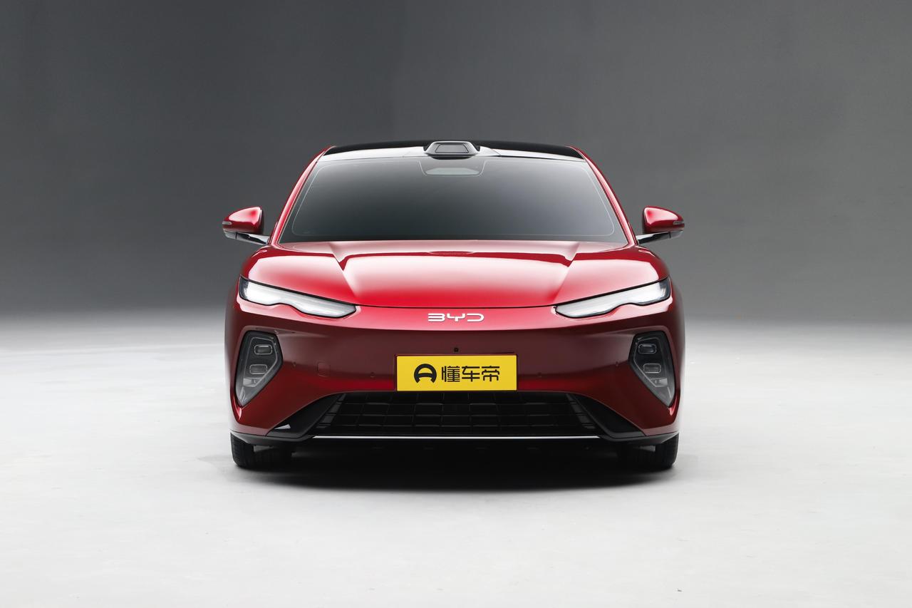 第一眼看到海豹08这款车确实让我有点懵了，它作为一款旗舰轿车整车气势上不错，但是