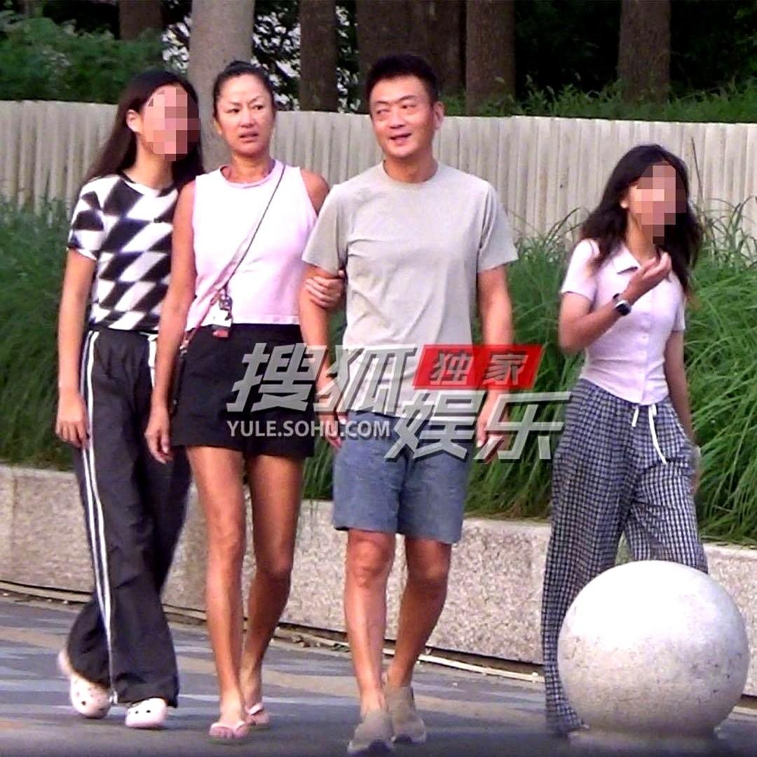 看见瞿颖在清迈街头，素颜、拖鞋、挽着机长男友胳膊，旁边跟着两个女儿，说说笑笑那一
