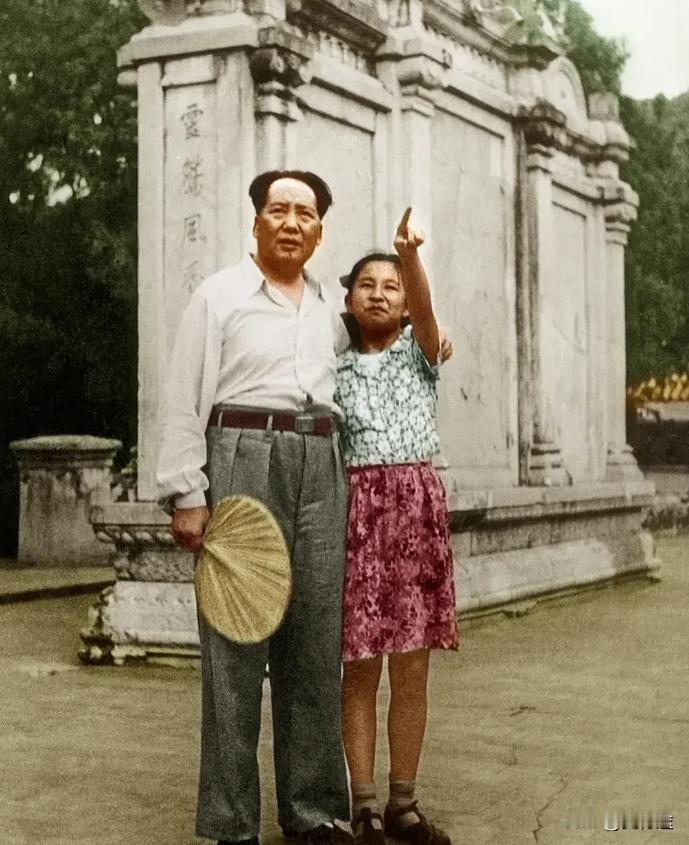 这是毛主席他老人家和女儿李讷在北京香山寺留下的珍贵照片，时间是1951年夏天，老