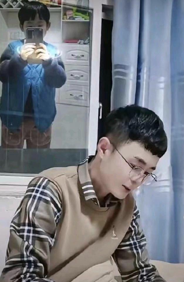 一位教育工作者说：“中国孩子要远离以下5种：第一，远离手机。手机是万恶之源。