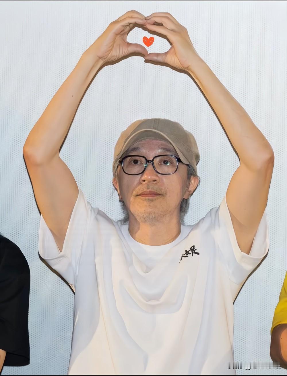 功夫女足》在内地票房都冲破22亿大关了，香港那边竟然还没动静。不少影迷纳闷，是不