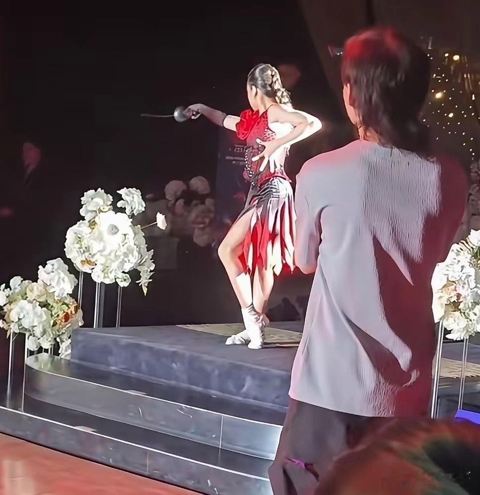 孙俪的另一面不在红毯，在校门口。女儿小花在台上跳拉丁拿了国际冠军。她在台下跟着音