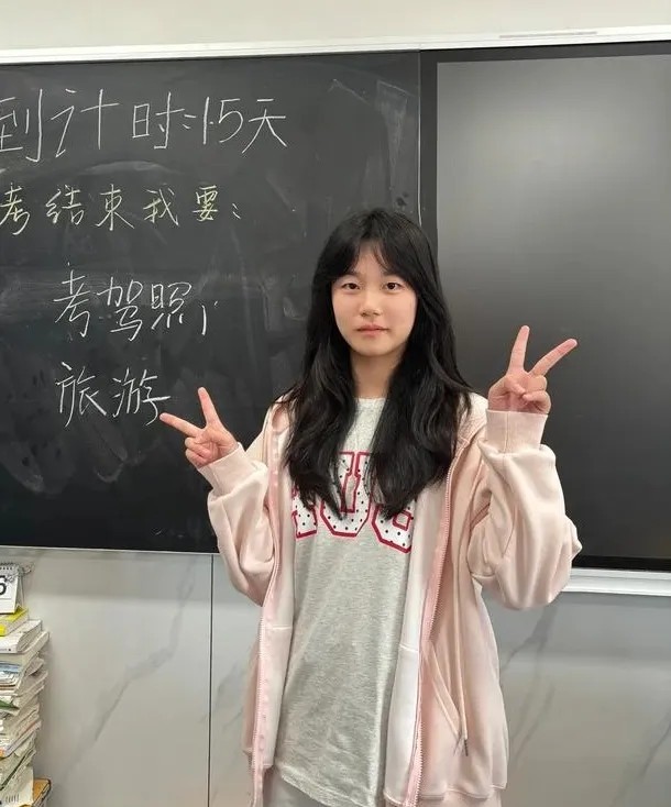 高考结束了，侄女这两天在忙着对答案估分，保守估计，分数如下：语文：93数学：