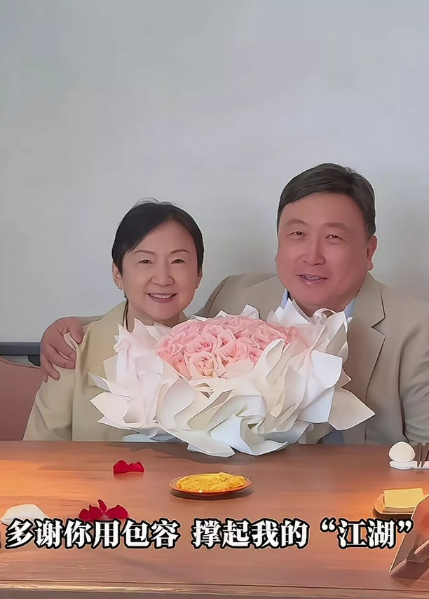 直到看到王晶为妻子庆生的画面，才明白他为何能和发妻丁德君携手走过这么多年。就