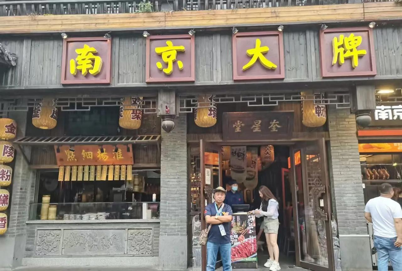我最早去南京是1988年，从苏州外跨塘铁道部干部培训中心回来，途径南京，记忆里住