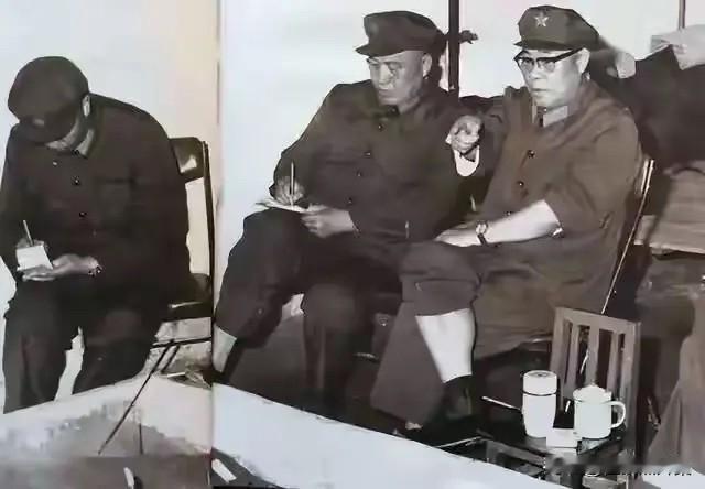 1984年两山轮战期间，昆明军区政委谢振华将军（右一）与11军军长马秉臣（右二）