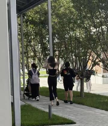 何穗这超模气质，穿个人字拖都这么高挑