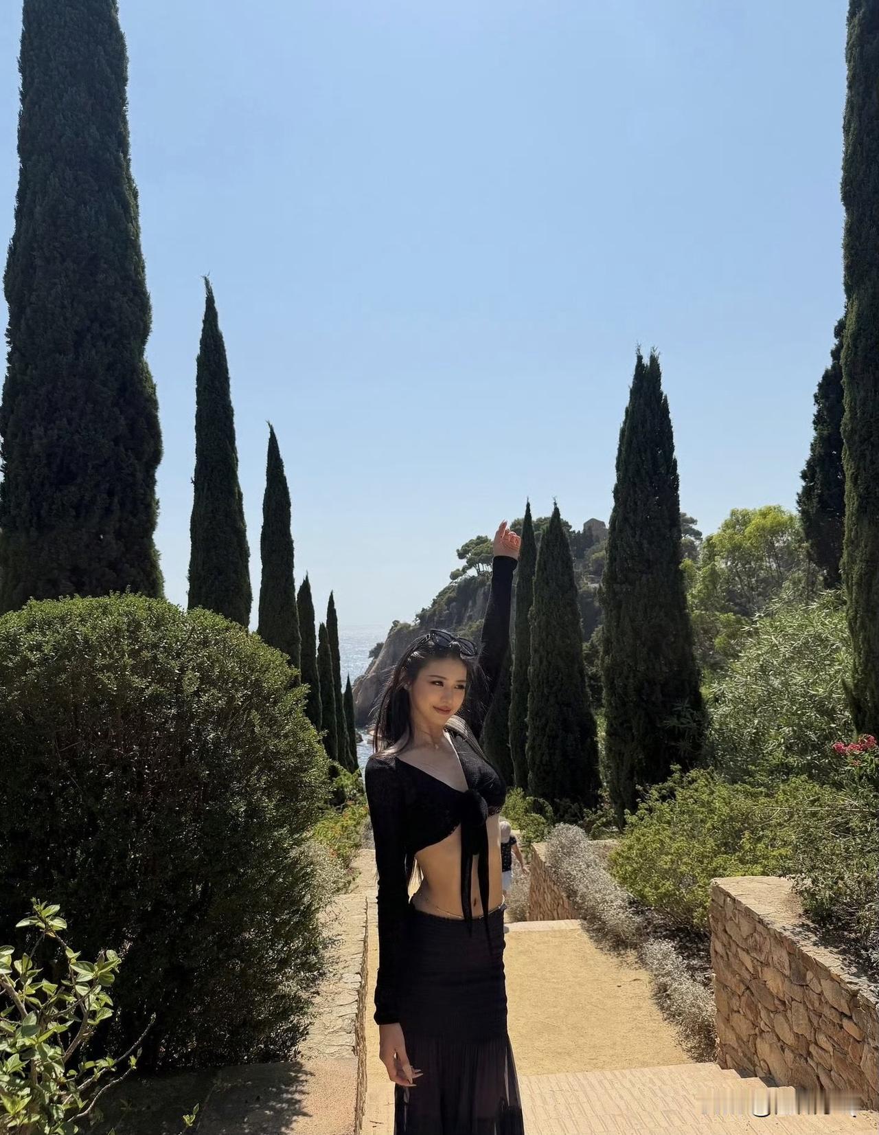 葛荟婕的基因强得可怕，女儿小苹果越来越像她了，不论是身材、脸型还是气质，完全看不