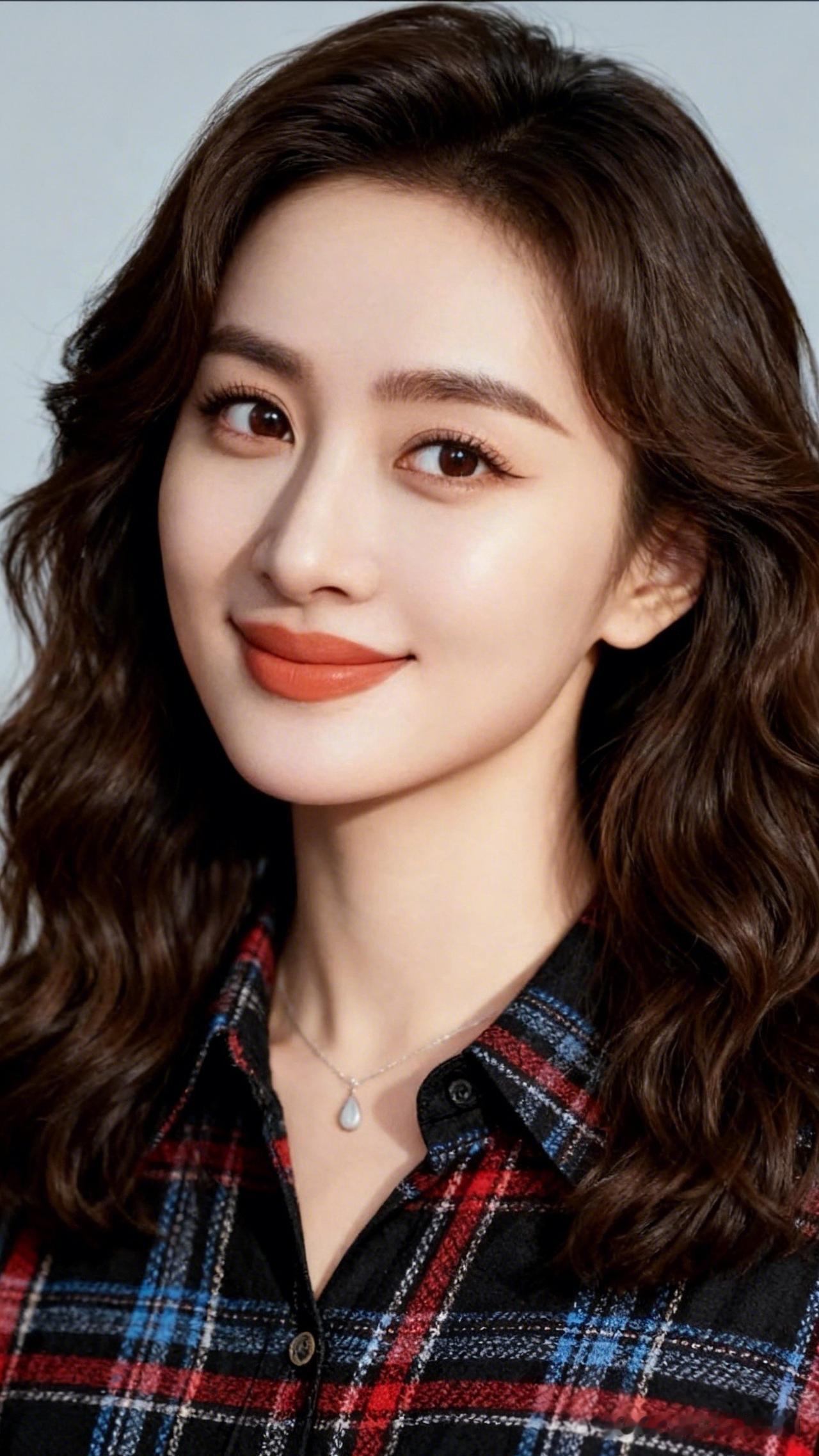 甜美笑容，红唇轻启，时尚格子衫，魅力无限！💄✨
