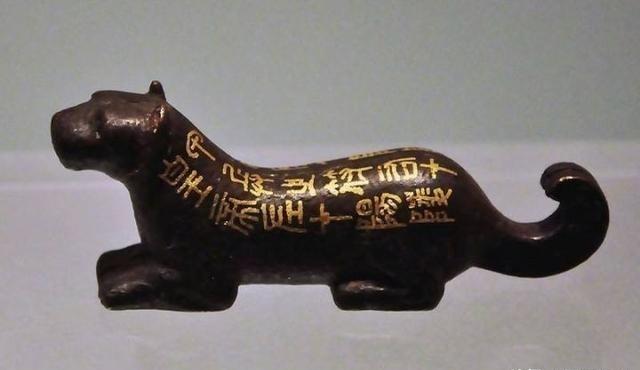 1941年，郭沫若在重庆古玩街闲逛，花10元钱买了个铜老虎，拿回家鉴定后发现：“