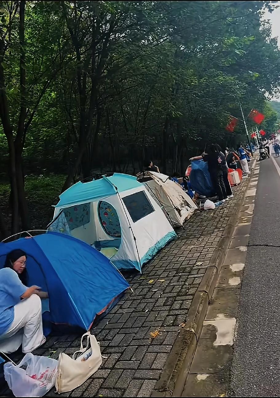 以前提帐篷过夜，第一反应就是“脏得没法见人”，现在官方直接把“穷游体面”给焊死了