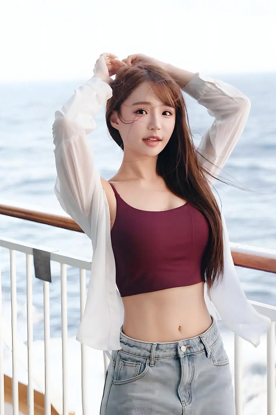 《海风吹拂的时光》原创诗词海在远方翻涌蓝的浪她立于舷边白衫似云轻扬