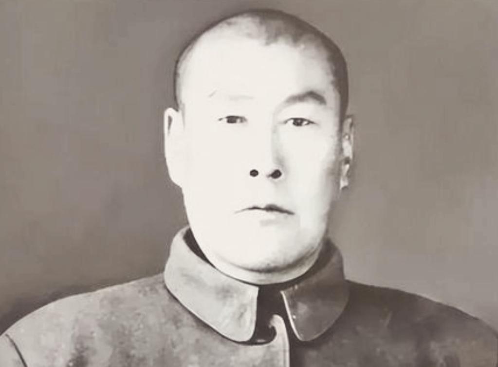 1938年，一游击队长妻女被日寇抓走，他索性绑了敌人的妻子准备换人，游击队长觉得