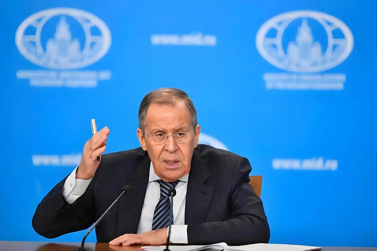 俄罗斯外长拉夫罗夫在“消失”数日后，在11月8日终于露面，证明他“安全落地”了