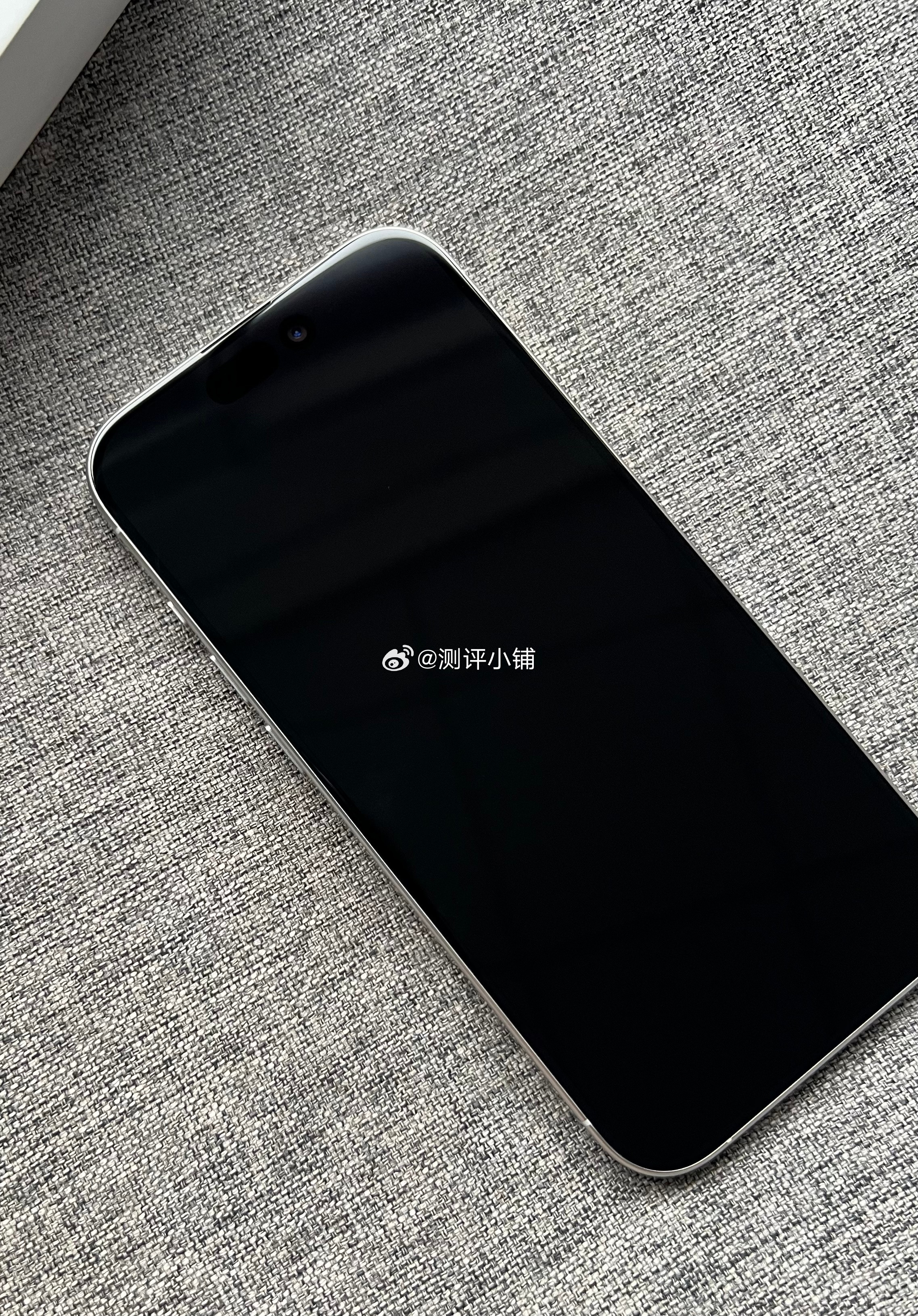 港行双卡全网，iPhone15Pro512G白色，屏幕95新全套，细微痕迹