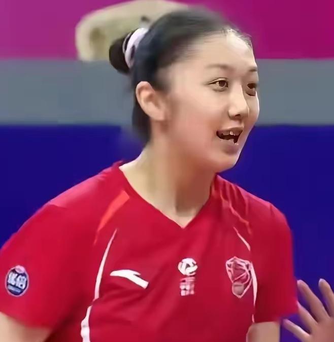今年世联赛一直被主教练赵勇按在板凳上的陈厚羽，在香港站的最后两场比赛中不知道什么