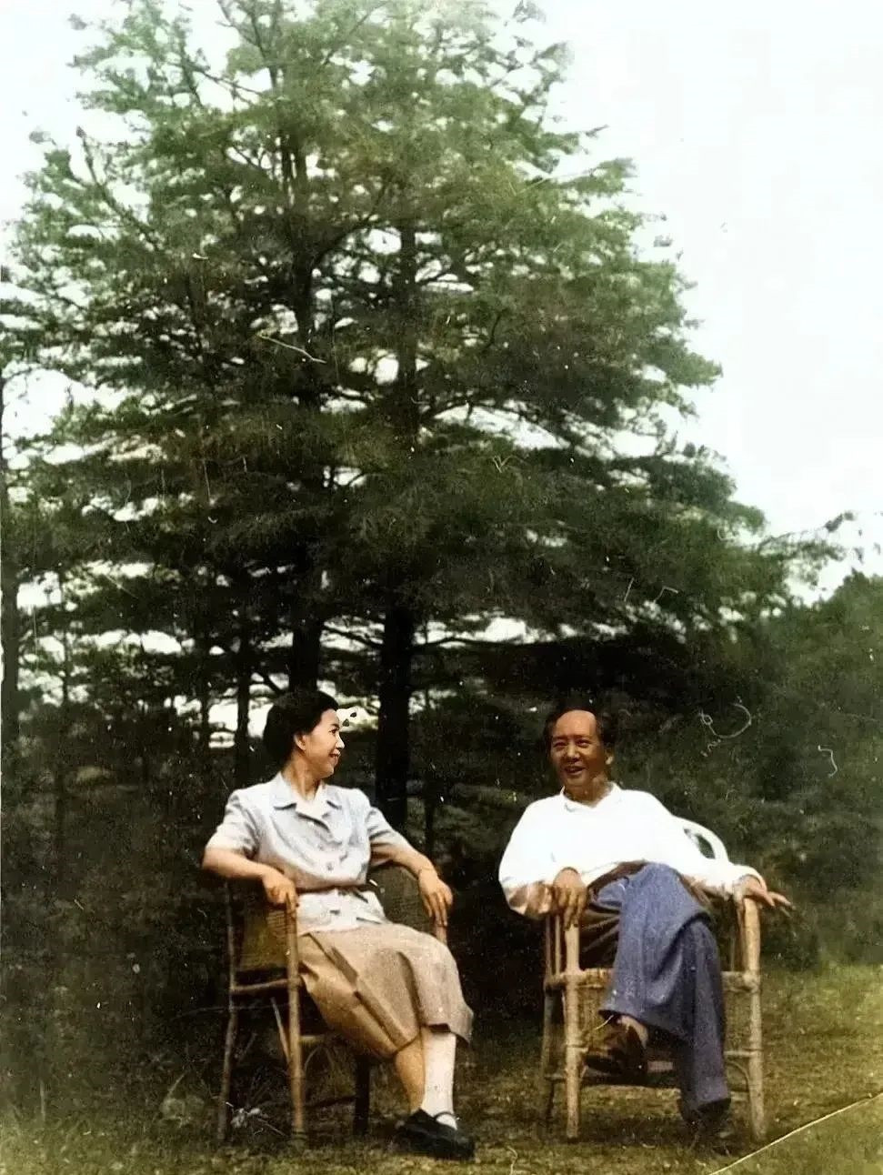 1961年，毛主席和夫人在庐山的合影，看得出来，他们很恩爱！