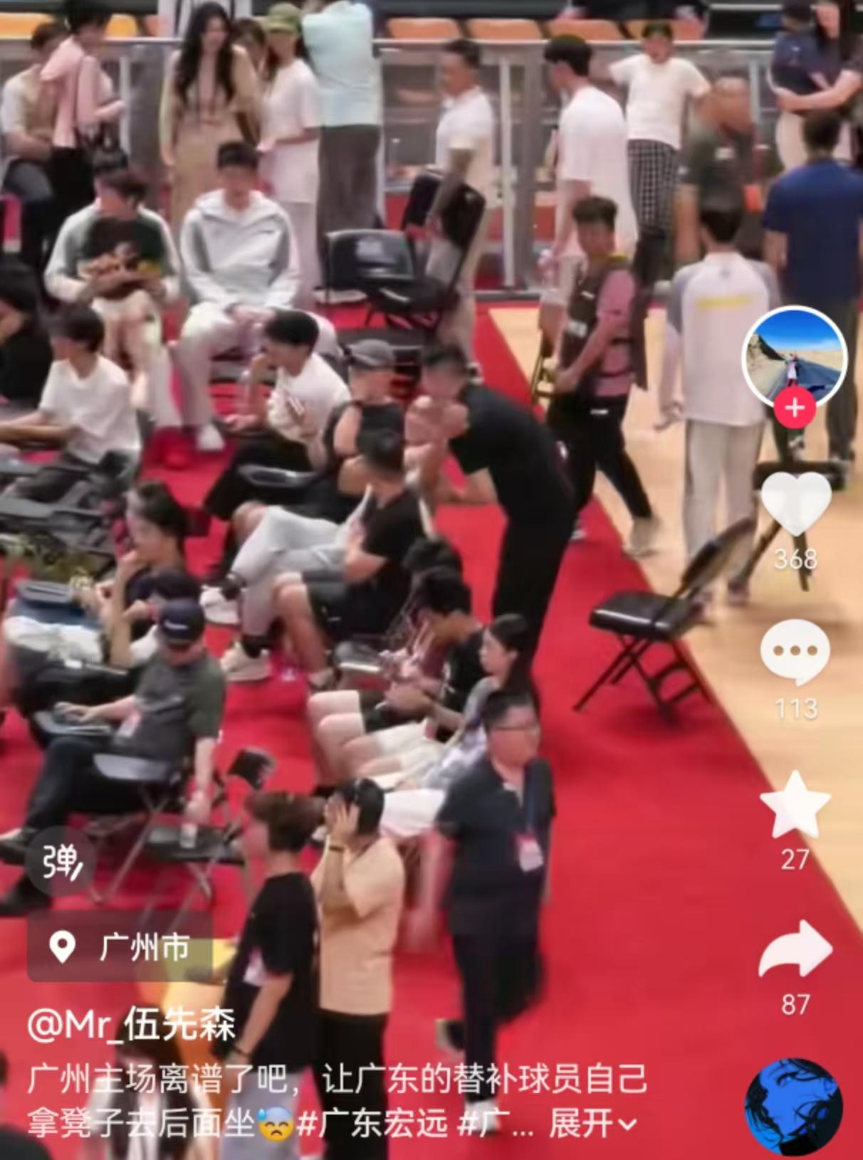 广州龙狮这波做的太不地道了！挂牌工作人员不仅拿着手机手电筒照广东宏远罚球球员的眼