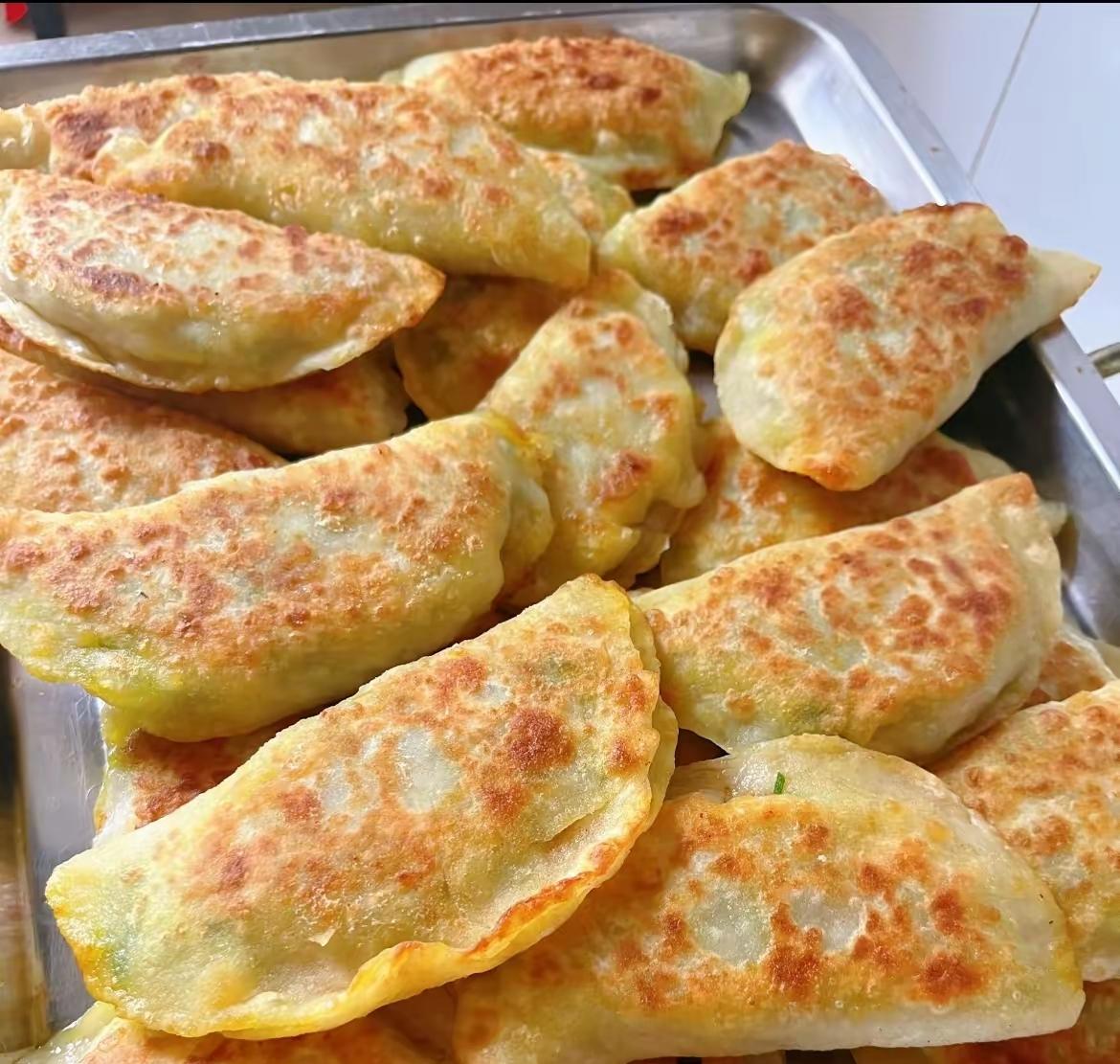 昨天晚上在家做韭菜盒子，邻居家的两个孩子都在我家里玩，做好就一人给了他们一个。