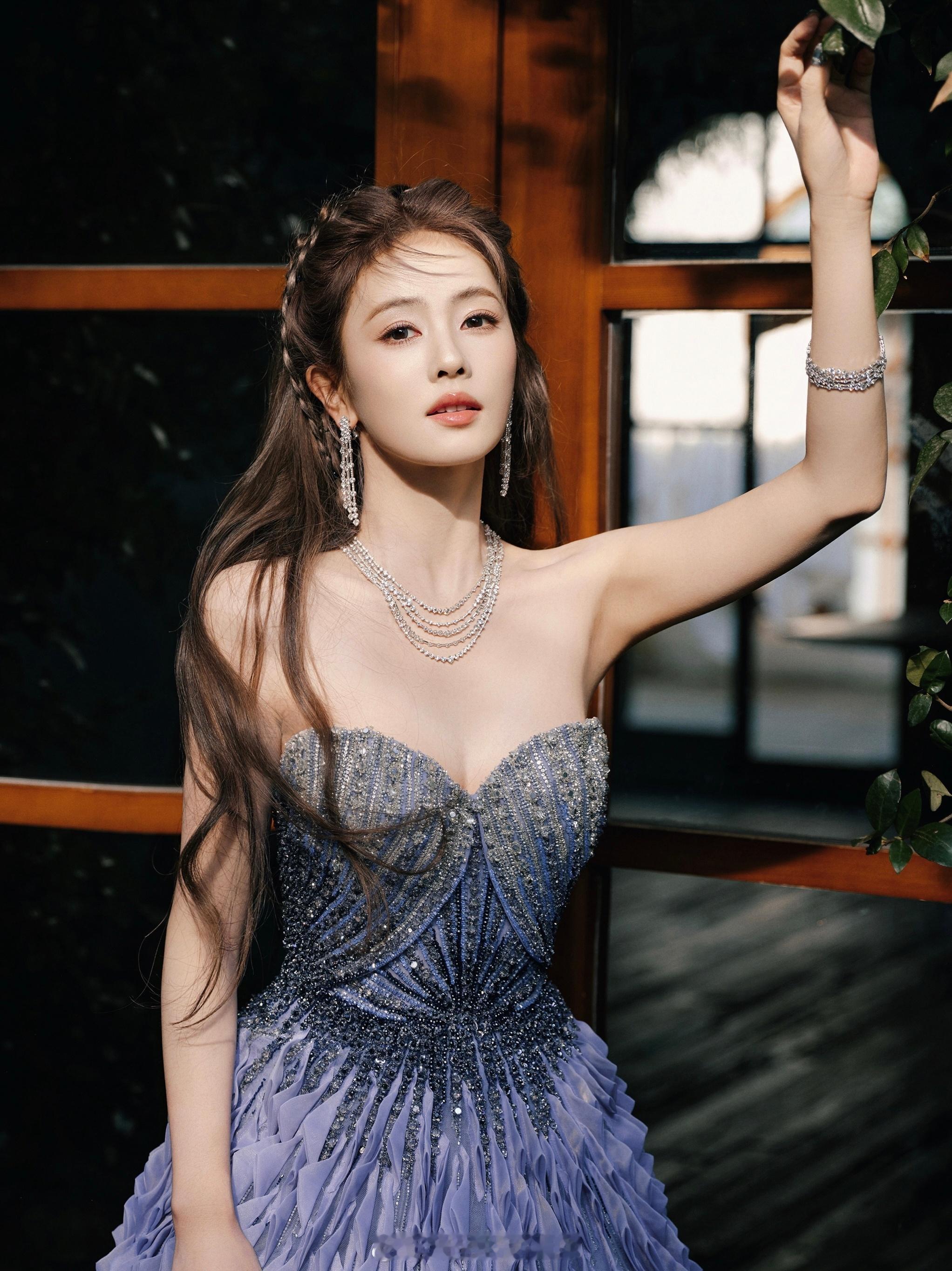 白鹿给小酒窝送礼物白鹿微博世界大会第二套造型来啦！是紫色的白梦妍​​