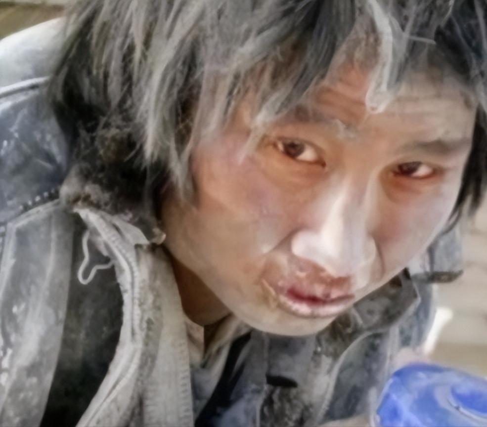 2007年，大学生崔松旺伪装成流浪汉，浑身散发恶臭，牙齿布满污垢，每天在垃圾桶旁