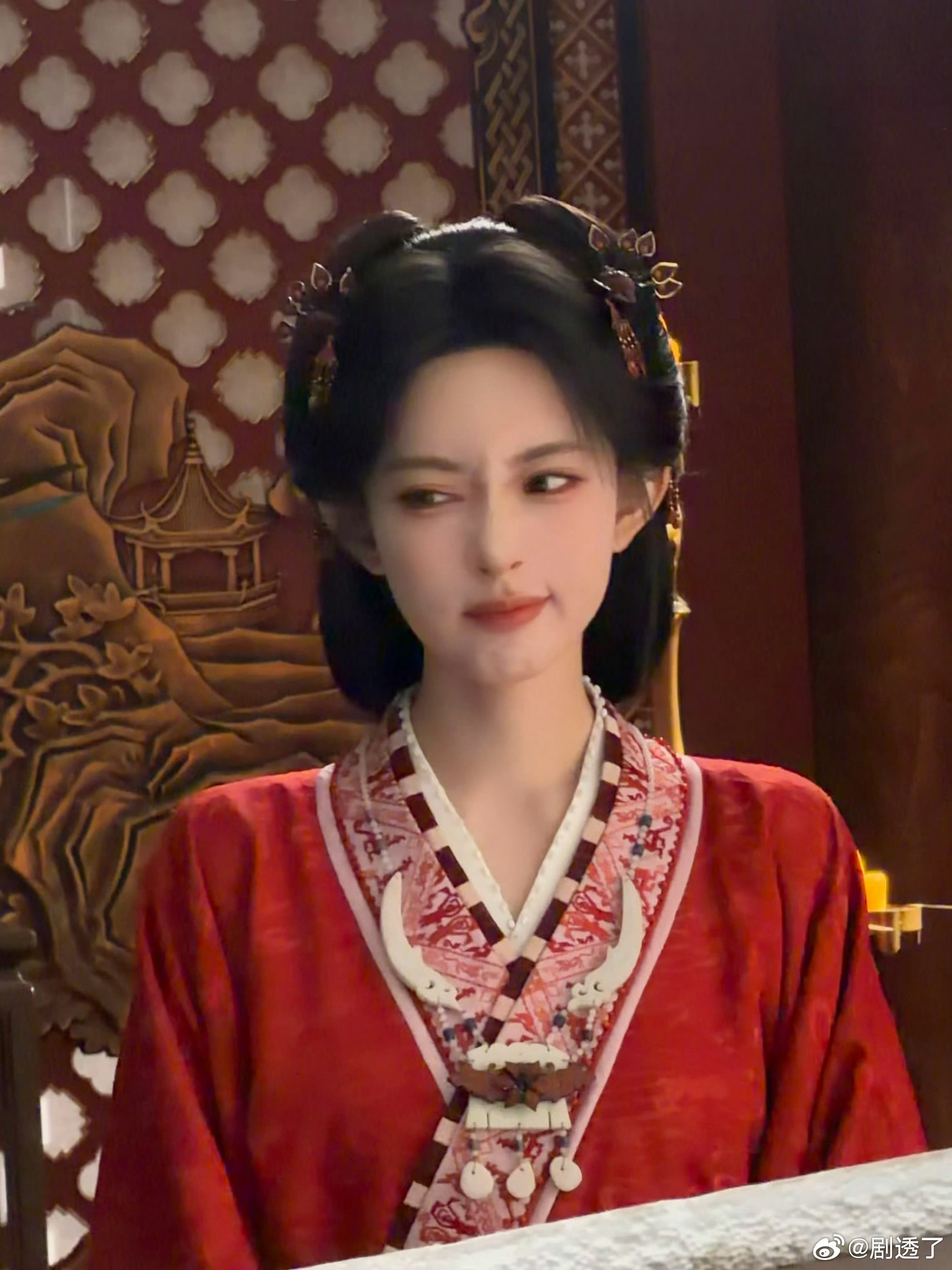 剧宣天才孟子义发力了巧克力给孟子义剧宣谁能拒绝这么会营业的孟子义！绝美古装九宫格