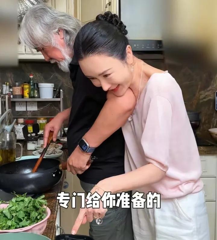 44岁的杜星霖与75岁张纪中秀恩爱了，男方怀念去世的母亲，给娇妻做了一桌连云港风