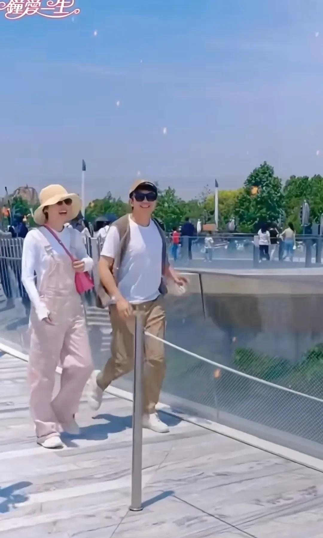孙俪，果然是邓超的救赎啊！看俩人抛下孩子出去玩，穿着情侣装的他们，活像回到了当
